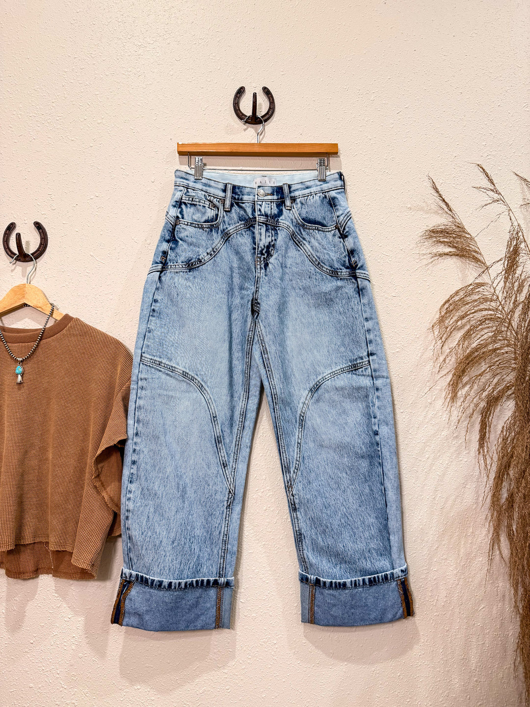 Saige: Pocket Ace Barrel Jean