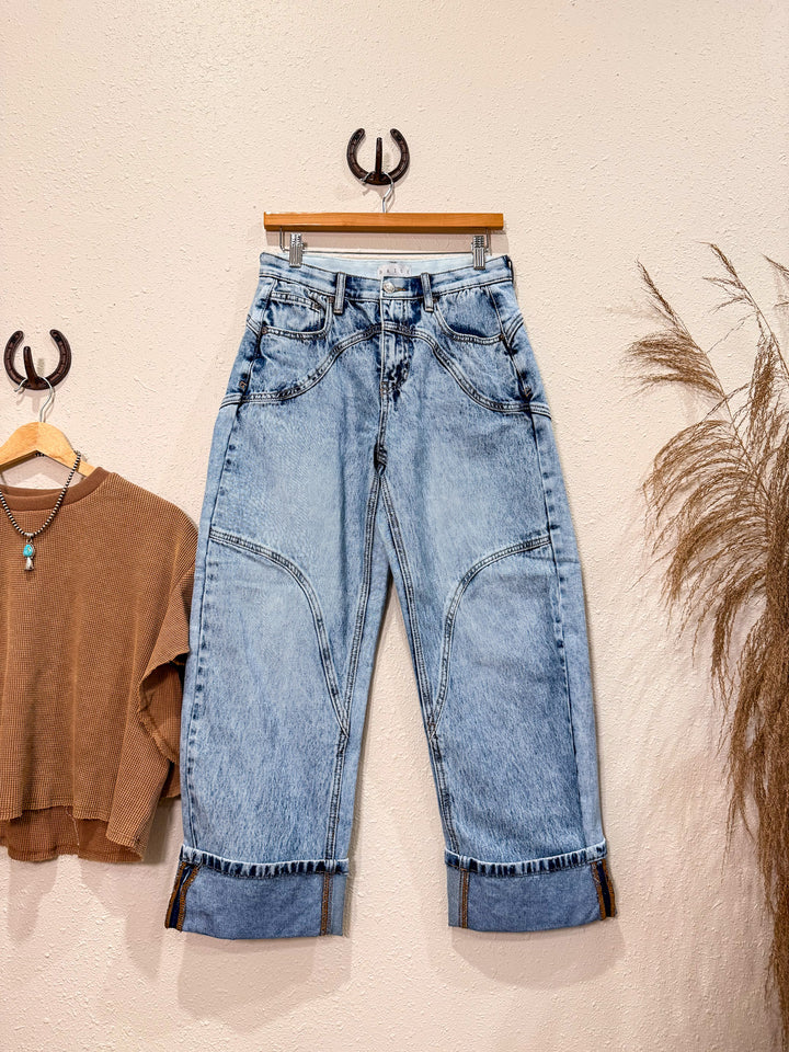 Saige: Pocket Ace Barrel Jean