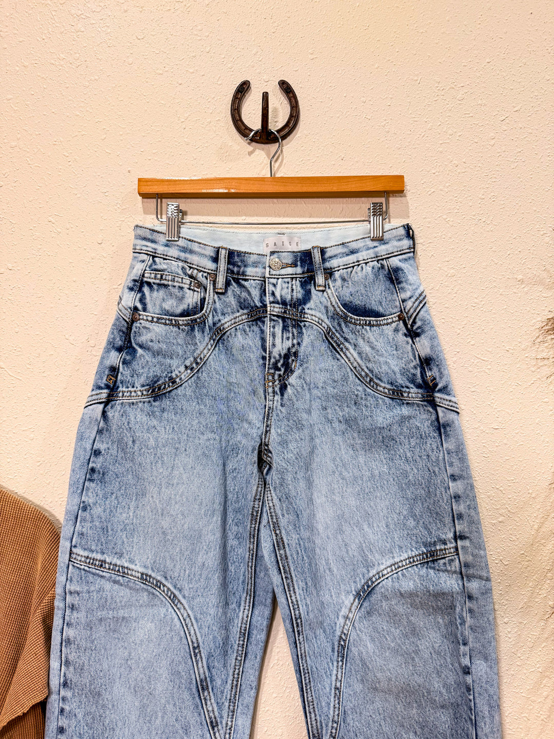 Saige: Pocket Ace Barrel Jean