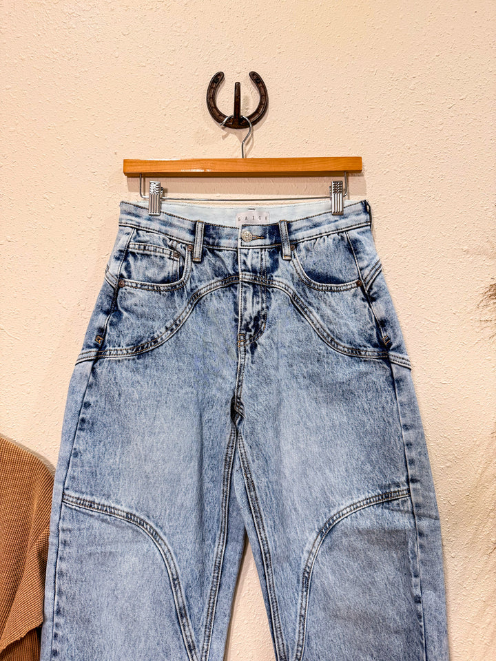 Saige: Pocket Ace Barrel Jean